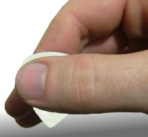 how to hold a guitar pick - image 2